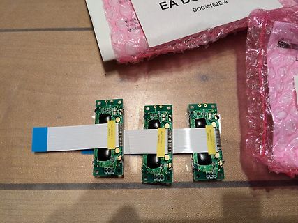 Drei kleine Leiterplatten mit Flachbandkabel