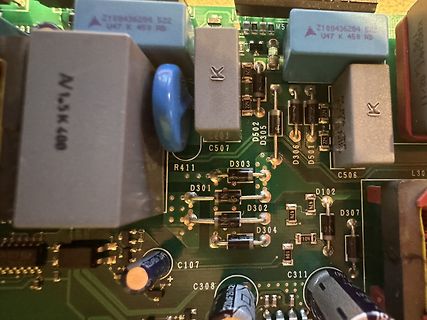 Nahaufnahme einer Leiterplatte mit elektronischen Bauteilen