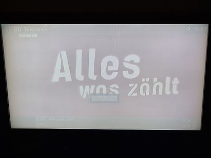 Abfotografierter Fernsehbildschirm mit Text