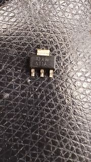 Kleines elektronisches Bauteil auf Lederuntergrund