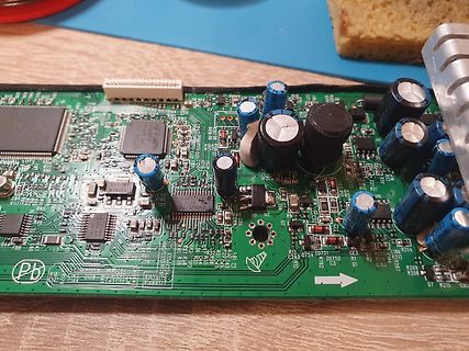 Nahaufnahme einer Leiterplatte mit elektronischen Bauteilen