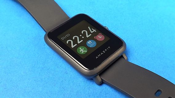 Amazfit Smartwatch auf blauem Hintergrund