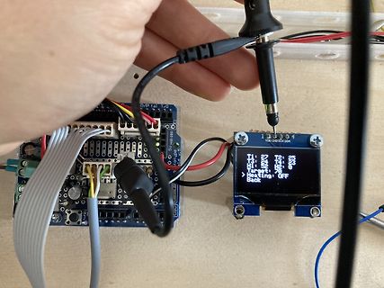 Mikrocontroller-Aufbau mit LCD-Display und Messspitzen