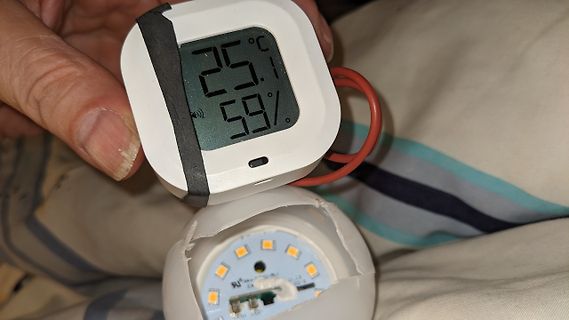 Geöffnetes digitales Thermometer mit Display