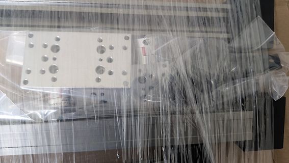 Metallteile in Plastikfolie verpackt