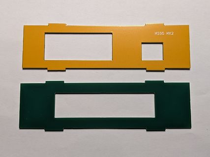 Zwei farbige Leiterplatten-Ausschnitte