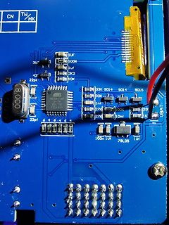 Nahaufnahme einer blauen Leiterplatte mit Mikrocontroller