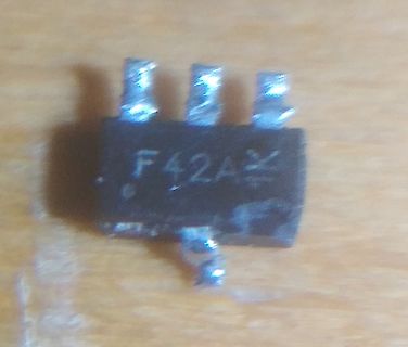 Elektronikbauteil auf Holzuntergrund