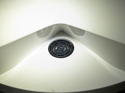 Blick in ein weißes Waschbecken mit Abfluss