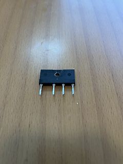Elektronisches Bauteil auf Holzuntergrund