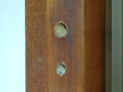 Zwei Löcher in einem Holzrahmen