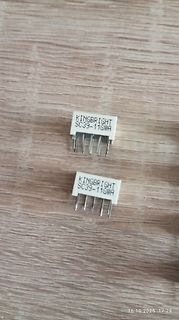 Zwei Kingbright SC39-11GWA LEDs auf Holzuntergrund