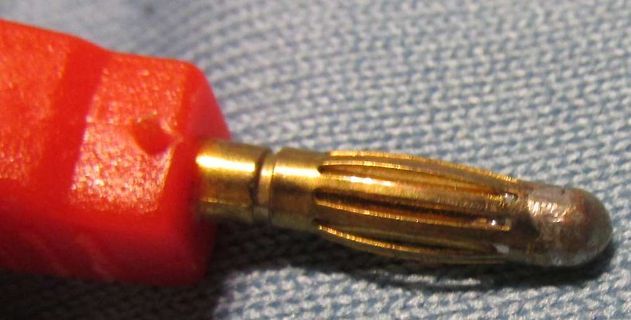 Vergoldeter Stecker eines Kabels