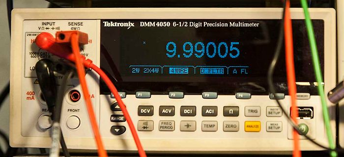 Tektronix DMM 4050 Präzisionsmultimeter mit Messwert
