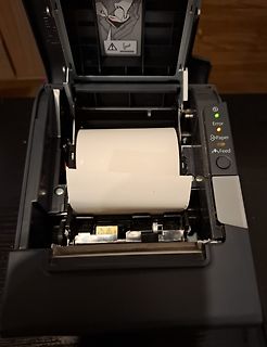 Nahaufnahme eines Druckers mit Papierrolle