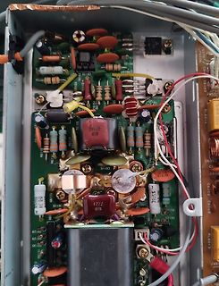 Foto einer bestückten Leiterplatte mit elektronischen Bauteilen