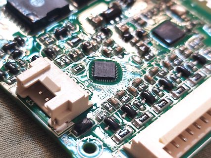 Nahaufnahme einer Leiterplatte mit elektronischen Bauteilen