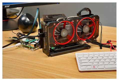 Grafikkarte und Raspberry Pi auf Holztisch