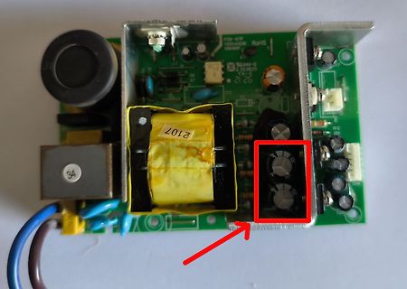Leiterplatte eines Schaltnetzteils mit Transformator und Kondensatoren