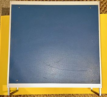Blaue Oberfläche mit silbernem Rahmen