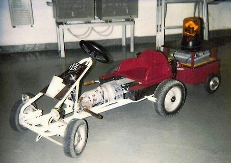 Selbstgebautes Elektro-Fahrzeug mit Warnleuchte