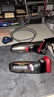 Zerlegter Remington Rasierer und Werkstattumgebung