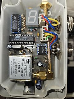 Innenansicht eines elektronischen Geräts mit Leiterplatte und Bauteilen