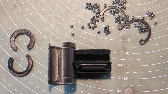 Kleinteile und Metallteile auf Lineal-Unterlage