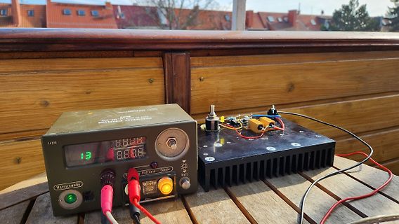 Messgerät und Leistungselektronik auf Holzuntergrund