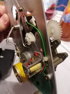 Mechanik eines Geräts mit Zahnrädern und Kabeln