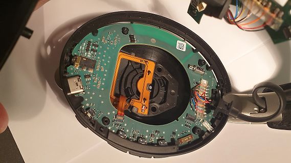 Innenansicht eines geöffneten elektronischen Geräts mit Leiterplatte