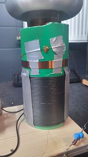 Selbstgebauter Spulenaufbau mit Kupferdraht und Klebeband