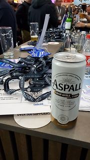 Dose Aspall Apfelwein und Werbematerial auf einem Tisch