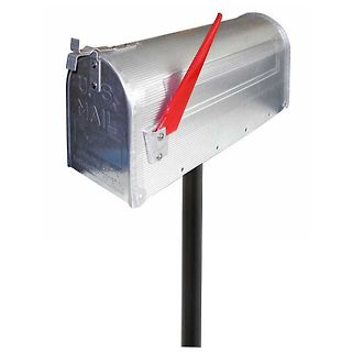 Briefkasten an einem Pfosten