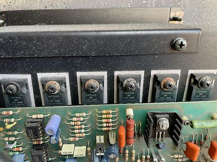 Leiterplatte mit Leistungstransistoren und elektronischen Bauteilen