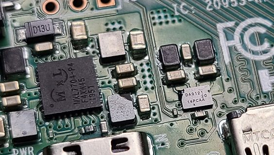 Nahaufnahme einer bestückten Leiterplatte mit IC