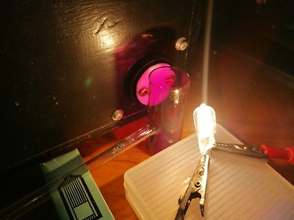 Experimenteller Aufbau mit Lichtquelle und Glasröhre