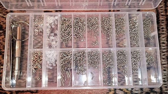 Sortimentsdose mit kleinen Schrauben und Muttern