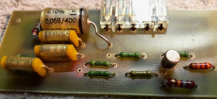 Elektronische Bauteile auf einer Leiterplatte