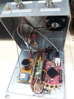 Offenes Metallgehäuse mit Elektronikkomponenten und Funkmodulen