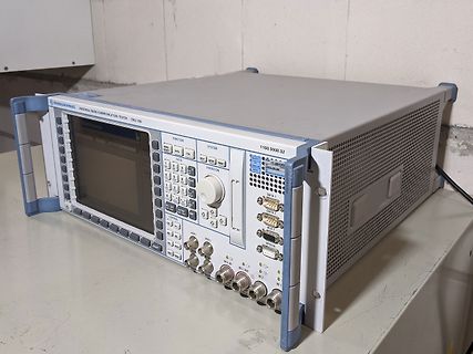 Rohde & Schwarz Universal Radio-Communication Tester CMU 200