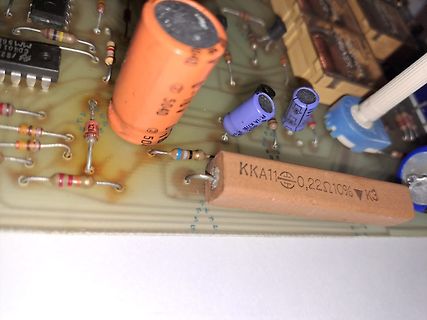Nahaufnahme einer Leiterplatte mit elektronischen Bauteilen