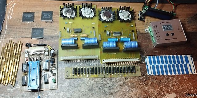 Elektronikbauteile und Leiterplatten auf Holzuntergrund