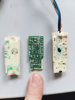 Drei Leiterplattenmodule, teilweise vergossen