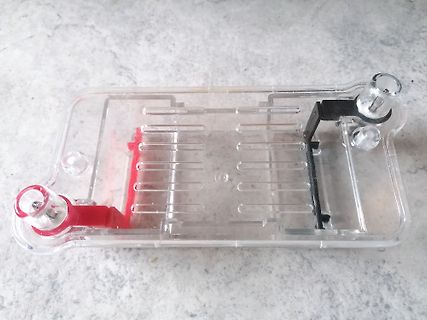 Durchsichtiger Kunststoffhalter für Batterien