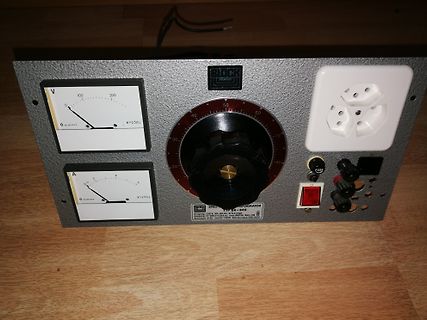 Labornetzteil mit Analoganzeigen und Steckdose