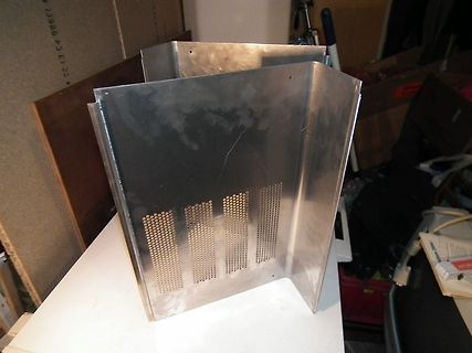 Metallgehäuse mit Lüftungsschlitzen