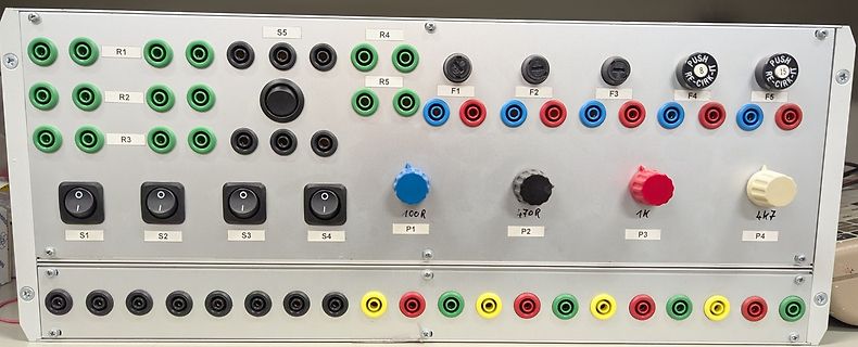 Elektronik-Testaufbau mit Buchsen und Potentiometern