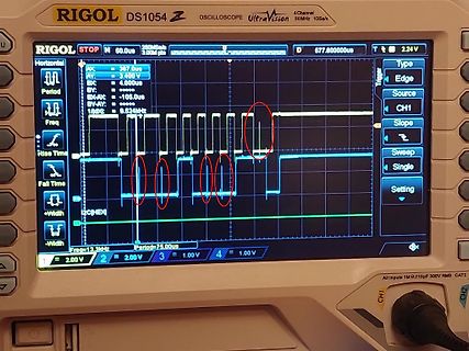 Abfotografiertes Rigol DS1054Z Oszilloskop mit Rechtecksignal