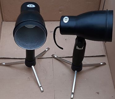 Zwei schwarze LED-Leuchten auf Karton
